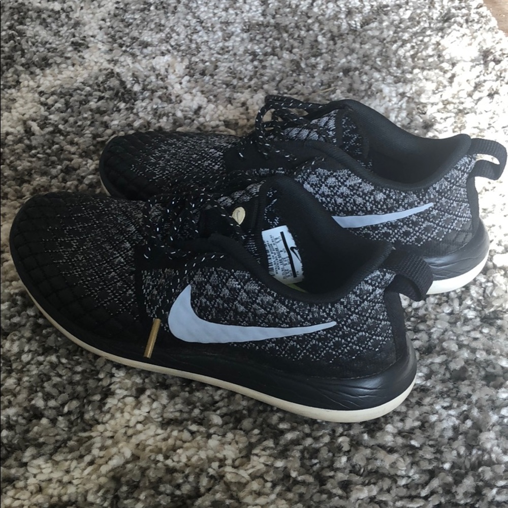 Women’s 6.5 Nike Tennis Shoes
